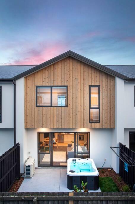 Stylish Townhouse With Hot Tub Apartment Christchurch Exterior photo