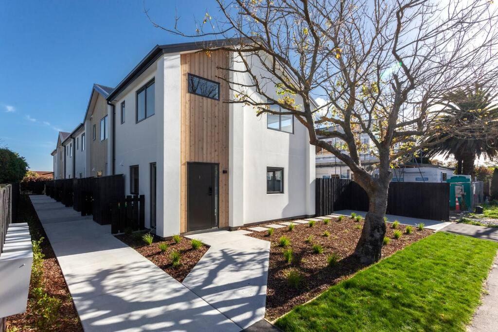 Stylish Townhouse With Hot Tub Apartment Christchurch Exterior photo